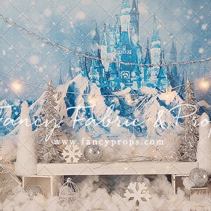 Pu&ograve; includere: Uno sfondo invernale da favola con un castello blu, montagne innevate e alberi bianchi. Lo sfondo &egrave; decorato con luci bianche e fiocchi di neve. Il testo "Fancy Fabric & Props" e "www.fancyprops.com" &egrave; visibile nella parte inferiore dell'immagine. Lo sfondo misura 229x152 cm.
