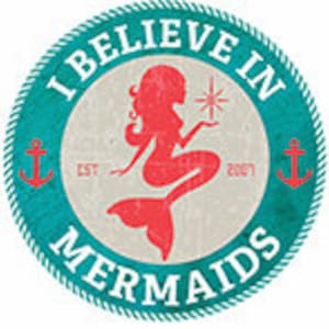Può includere: Un cerchio blu turchese con un bordo di corda bianca e il testo "I BELIEVE IN MERMAIDS" in bianco. All'interno del cerchio c'è una silhouette rossa di una sirena con una stella. Il testo "EST 2001" è sotto la sirena. Due ancore sono su entrambi i lati del cerchio.