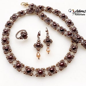 Op de afbeelding: Een set met een bruine kralenketting, armband en ring met bijpassende oorbellen. De sieraden hebben een delicaat ontwerp met kleine bruine kralen en grotere bruine kralen in het midden van elk stuk.