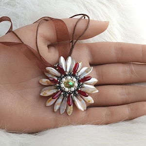 Samouczek wykonania wisiorka z koralików i kwiatów, wzór koralikowy „Fiore” w formacie PDF (po angielsku)