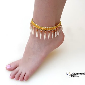 Pode incluir: Um bracelete de tornozelo de contas com uma banda de contas amarelas e laranja e uma franja de contas brancas em forma de concha.