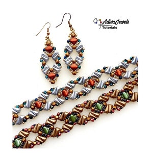 以下が含まれることがあります： シルバー、ゴールド、グリーンのトーンのビーズブレスレット3本セット。ブレスレットは、交互の色で幾何学模様になっています。セットには、マッチするイヤリングのペアも含まれています。