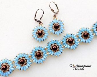 Op de afbeelding: Een kralenarmband en bijpassende oorbellen met blauwe en bruine kralen. De armband is gemaakt van kleine, ronde kralen in een lichtblauwe kleur, met een bruine kraal in het midden van elk bloemvormig ontwerp. De oorbellen zijn vergelijkbaar in ontwerp, met een kleinere versie van het bloemmotief.