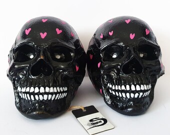 Calavera para los amantes - Corazones y calaveras Figura pintada a mano, regalo gótico de San Valentín, decoración gótica del hogar