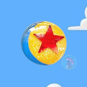 Op de afbeelding: Een transparante bal met een rode ster in het midden, een gele achtergrond en blauwe accenten. De bal staat tegen een blauwe lucht met witte wolken, die doet denken aan een populaire animatiefilm.