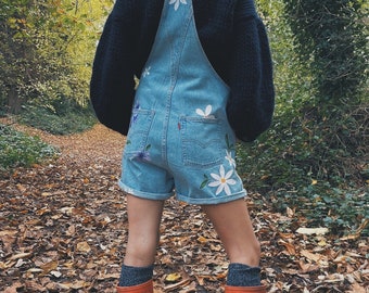 Pantaloncini di jeans vintage Levis dipinti a mano con fiori floreali