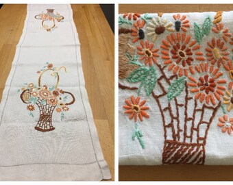 Lungo Francese Ricamato Floral Table Runner (108 x 27 cm)