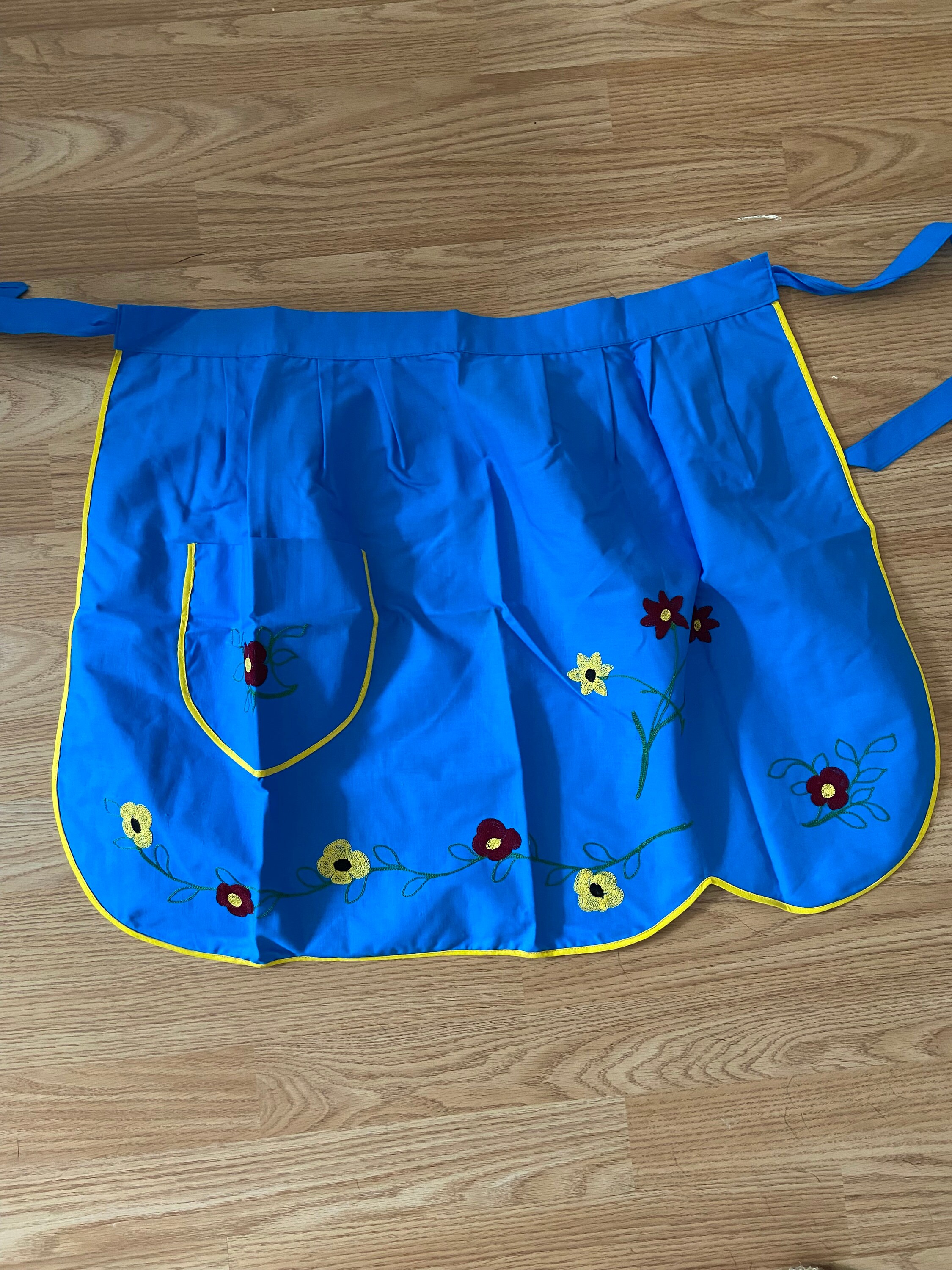 Non Porté - Français Vintage Floral Brodé Demi Pinny avec Tie Back, Poche Pochette et Ourlet Festonn