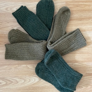 NOS - Vintage Unisex Chunky Knit Pure Wool Ribbed Boot Socks - Skiing / Hiking / Walking / Rambling fits (size M / 6-8) Green or Beige