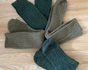 NOS - Vintage Unisex Chunky Knit Reine Wolle Gerippte Stiefelsocken - Skifahren / Wandern / Wandern / Rambling fits (Größe M / 6-8) grün oder beige