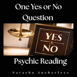 Op de afbeelding: Een gouden weegschaal met een houten bord waarop "YES" en "NO" staat. Het bord is op een donkerbruine achtergrond. De tekst "One Yes or No Question Psychic Reading Natasha Aucherlees" staat onder het bord.