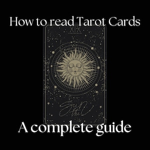 Può includere: Una carta dei tarocchi nera e dorata con l'immagine della carta del Sole. Il numero della carta XIX è nell'angolo in alto a sinistra. La carta è su uno sfondo nero. Il testo "Sun the" è scritto in corsivo sulla carta. Il testo "Come leggere le carte dei tarocchi" è sopra la carta. Il testo "Una guida completa" è sotto la carta.