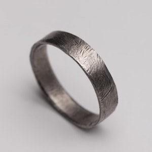 Herrring i oxiderat sterlingsilver, rustikt brutalistiskt industriellt vigselband SR00170