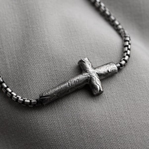 Kruisarmband heren brutalist geoxideerd sterlingzilver - ronde doosketting zwart - verjaardagscadeau voor hem - cadeau bruidsjonker SB00081