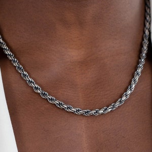 Thick and twisted rope chain necklace in oxidized silver, suitable for men and women.