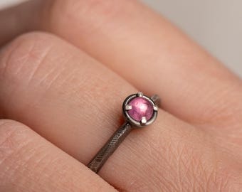 Anillo de turmalina rosa para mujer, joyería brutalista apilable de plata de ley oxidada con piedras preciosas SR00114-002