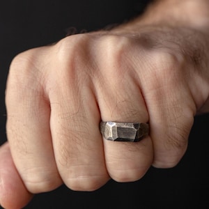 Zegelring heren zwart geoxideerd zilver 925 brutalist - rustieke rechthoekige pinky ring - verjaardagscadeau voor echtgenoot SR00099