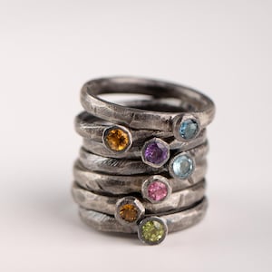 Anillo solitario apilable de plata 925 oxidada con piedras preciosas naturales para mujer: amatista, topacio azul, citrino, peridoto y turmalina - SR00131