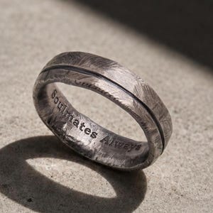 Herrenring aus oxidiertem Sterlingsilber, rustikaler, brutalistischer Industrie-Ehering SR00085
