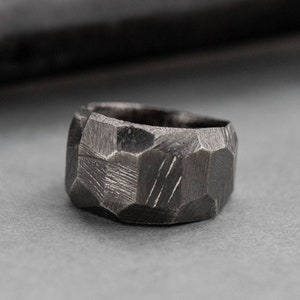 Anillo brutalista para hombre con cúpula de plata oxidada - Anillo ancho rústico facetado - Regalo de cumpleaños para él - SR00073