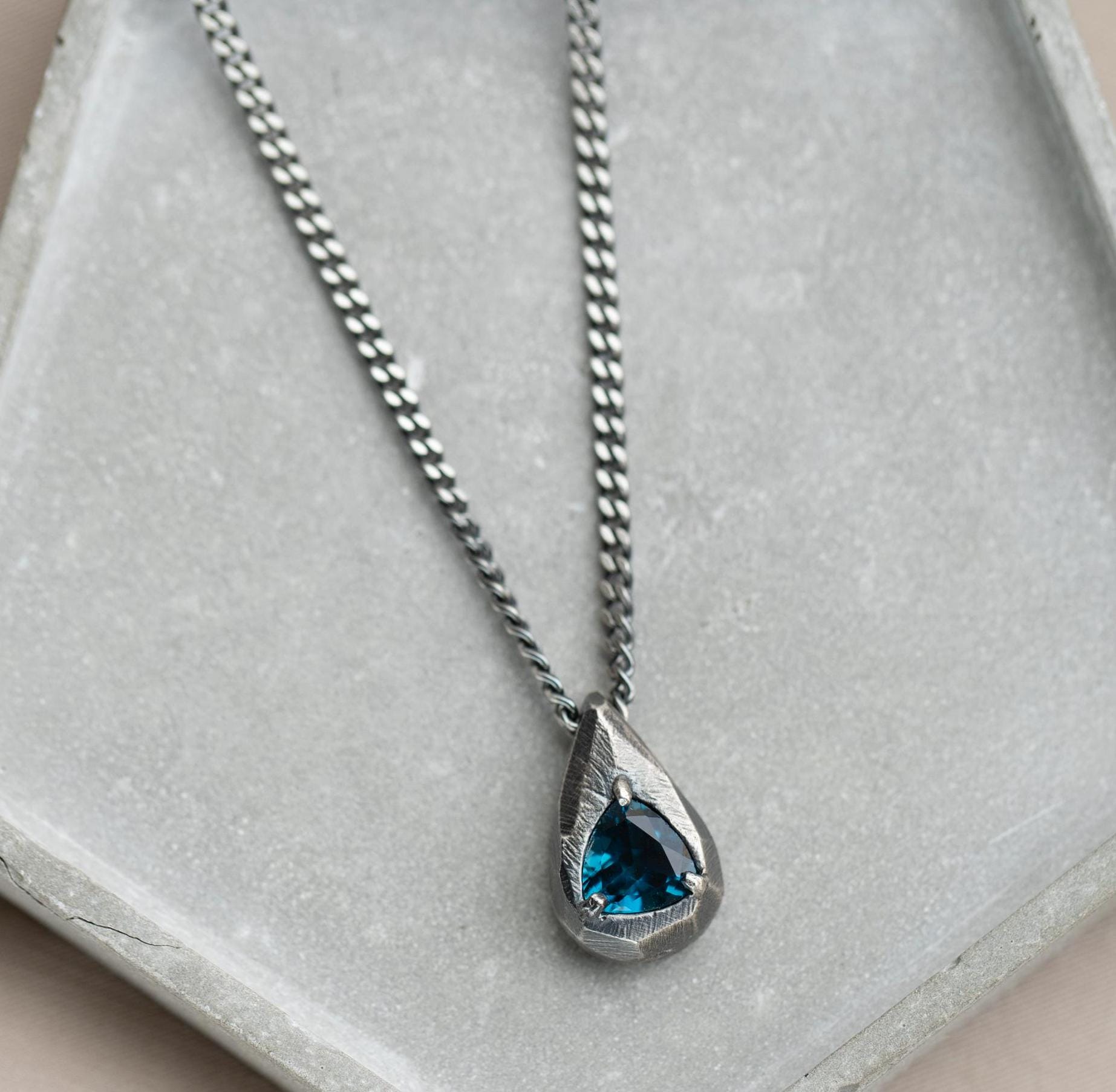 ブルートパーズネックレス メンズ 酸化シルバー - 天然ロンドンまたは