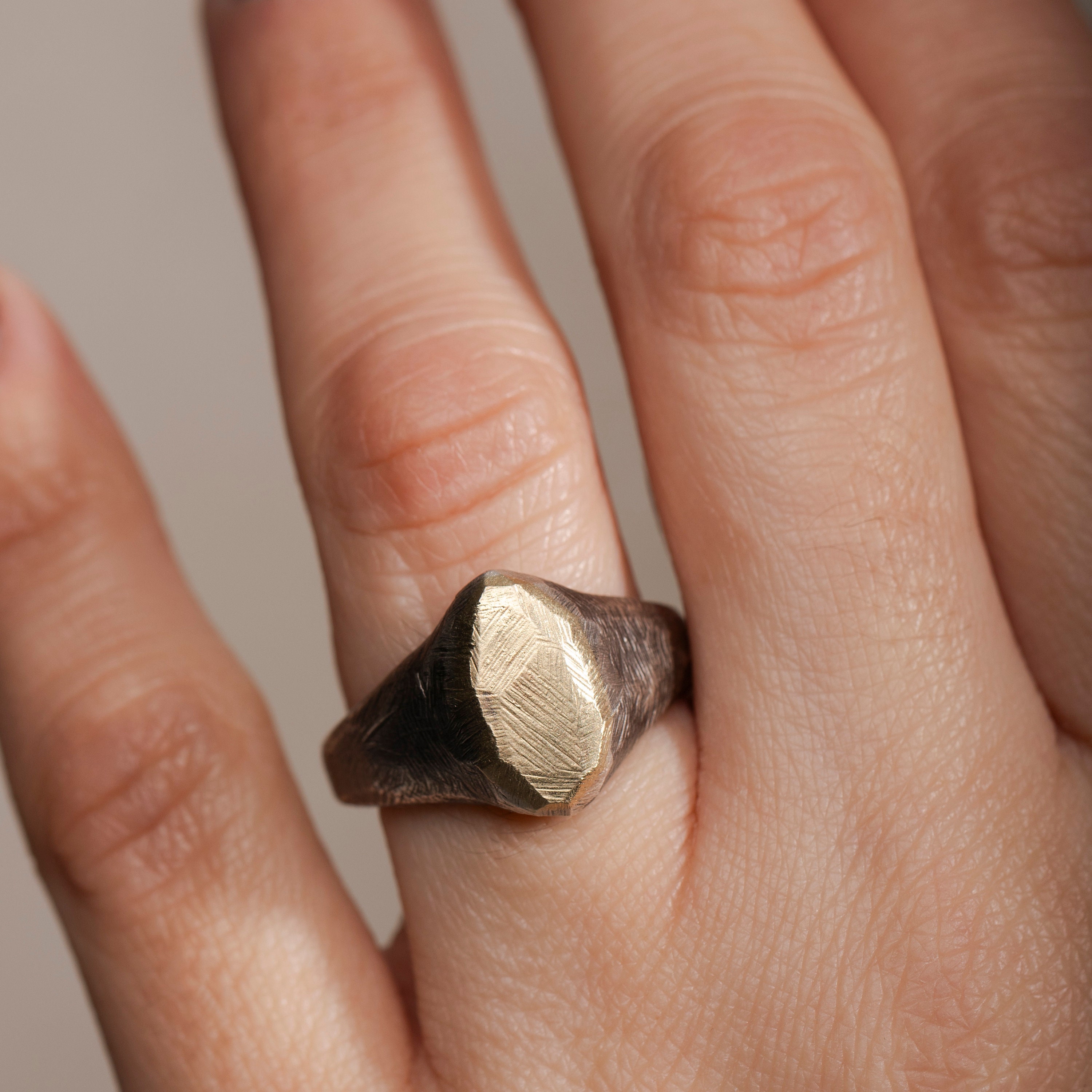 メンズ シグネットリング 酸化シルバー 925 14Kゴールド - 素朴な