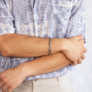 Thick chain bracelet for men in sterling silver. A thoughtful gift for him.