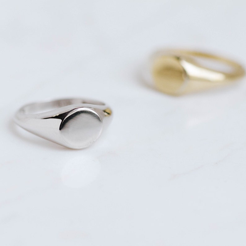 Round signet rings in silver and in gold
