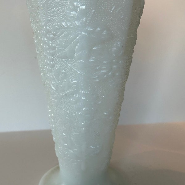 Milchglas Vase mit Weintrauben