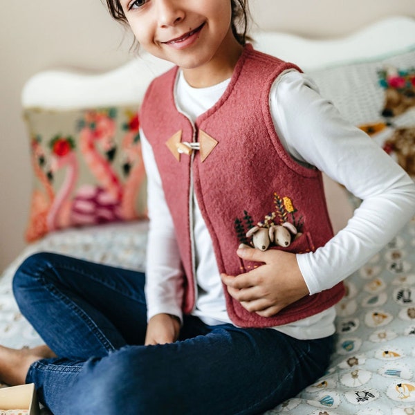 Gilet de marche en laine pour enfants avec poche brodée, gilet chaud en laine entièrement doublé avec un ornement brodé floral, cadeau sur mesure