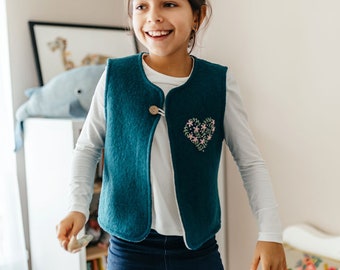 Gilet en laine fille bleu pétrole entièrement doublé, gilet de marche en laine d’hiver chaud, broderie de cœur florale faite à la main, cadeau personnalisé