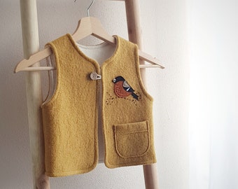 Gilet de promenade en laine mignon pour enfants avec une applique en feutre, gilet en laine vierge moutarde, broderie d'oiseaux, cadeau personnalisé sur mesure