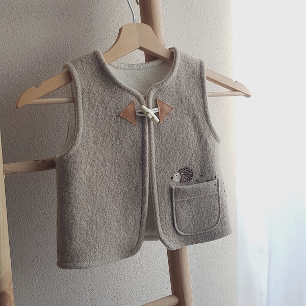 Gilet di lana beige per bambini con una tasca, gilet caldo in lana vergine con un simpatico ricamo a mano di riccio, regalo personalizzato su misura