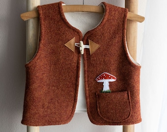 Gilet 100 % laine pour enfant, gilet en laine vierge rouille, appliques en feutre représentant un champignon vénéneux, broderie à la main, cadeau personnalisé sur mesure