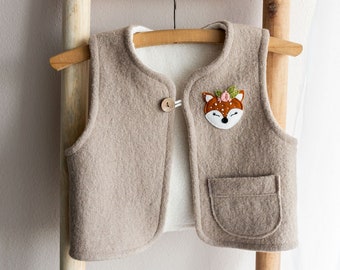 Gilet de promenade en laine mignon pour enfants avec une application en feutre de biche, gilet en laine vierge beige, broderie de biche, cadeau personnalisé sur mesure