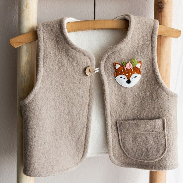 Gilet de promenade en laine mignon pour enfants avec une application en feutre de biche, gilet en laine vierge beige, broderie de biche, cadeau personnalisé sur mesure