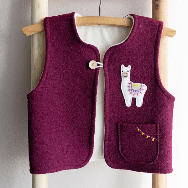 Gilet de laine bordeaux pour filles avec poche, gilet chaud en laine vierge avec une applique de lama et broderie à la main, cadeau personnalisé sur mesure