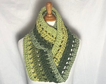 Chunky Infinity Loop Cowl Scarf Green 6.5" wide, 100% Bulky Acrylic Unisex Neckwear, Thick Crochet Circle Neck Warmer, Gift for Him Her