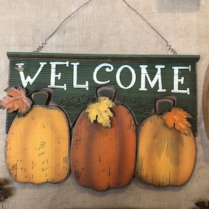 Cartel de bienvenida de calabaza de cosecha de otoño con detalles de hojas de metal, perchas de alambre