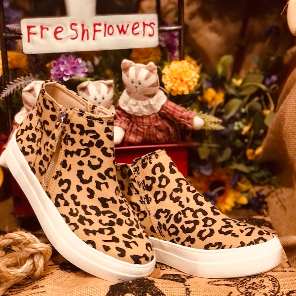 Women athletic casual shoes farmhouse country girl style with fabric leopard print and 1.5 inches platforms attached memory foam comfort