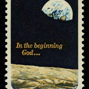 Pode incluir: Um selo postal comemorativo vintage da Apollo 8. O selo apresenta uma vista parcial da Terra, uma paisagem lunar e o texto "In the beginning God..." em letras douradas. O selo é azul, branco e amarelo.