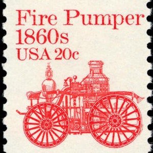 Puede incluir: Un sello postal vintage rojo y blanco con una ilustración roja de una bomba de incendios de la década de 1860. El sello dice "Fire Pumper 1860s USA 20c".