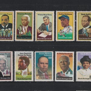 以下が含まれることがあります： 黒人歴史上の著名な人物の肖像画が描かれた記念切手のシート。ハリエット・タブマン、マーティン・ルーサー・キング・ジュニア、ジャッキー・ロビンソンなどの画像が含まれています。切手には「Black Heritage USA」と表示されています。