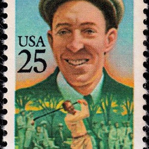 Op de afbeelding: Een vintage Amerikaanse postzegel met een portret van Francis Ouimet, een golfer, met de tekst "USA 25" en "US Open Champion, 1913".