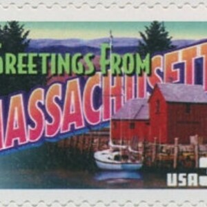 Peut inclure: Une carte postale de style vintage avec le texte "Greetings from Massachusetts" dans une police de caractères colorée. La carte postale représente un hangar rouge au bord de l'eau avec un voilier devant. La carte postale est datée de 2002 et porte un timbre "USA 34".