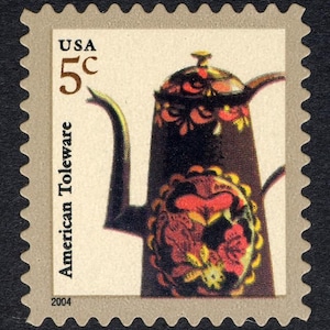 Könnte beinhalten: Eine 5-Cent-Briefmarke der USA im Vintage-Stil mit einer rot, schwarz und gelb bemalten Teekanne mit dem Text "American Toleware" und "2004".