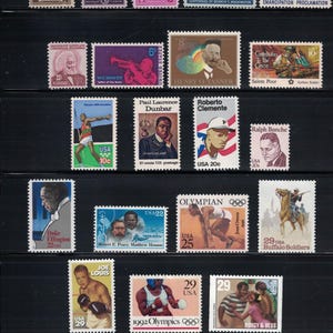 以下が含まれることがあります： 歴史上の人物、アスリート、記念デザインの肖像画が描かれた、ヴィンテージの米国切手のコレクション。ジョー・ルイス、ジェシー・オーエンス、ルイ・アームストロングを称える切手など、さまざまな色と額面が表示されています。