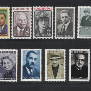 以下が含まれることがあります： 黒人歴史上の著名な人物の肖像画が描かれた12枚の切手のコレクション。各切手には「Black Heritage」と「USA」の文字が記載されています。W.E.B. Du Bois、Bessie Colemanなどの肖像画が描かれています。