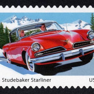 Peut inclure: Timbre-poste représentant une Studebaker Starliner rouge de 1953 sur une route enneigée. La voiture a un toit blanc, avec en arrière-plan des montagnes enneigées et des arbres à feuilles persistantes. Le timbre indique "1953 Studebaker Starliner" et "USA 37".