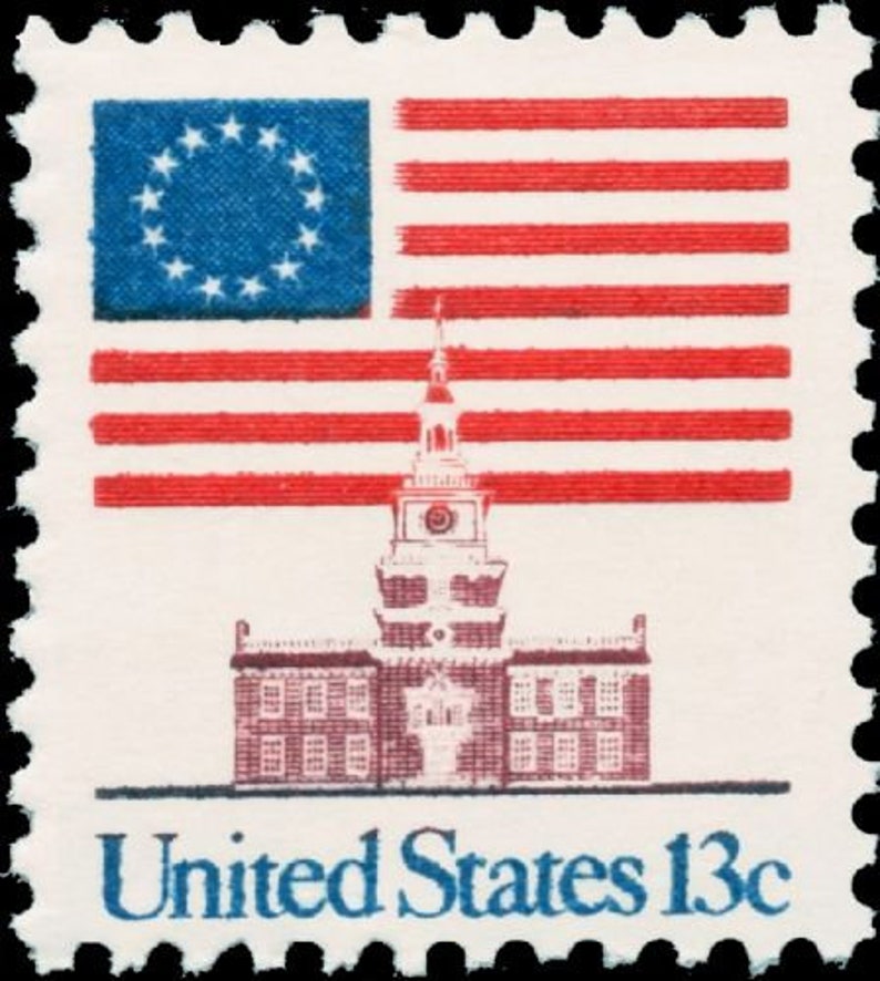 Puede incluir: Un sello postal estadounidense vintage que presenta una bandera estadounidense roja, blanca y azul con 13 estrellas, un edificio con una torre de reloj y el texto "United States 13c".